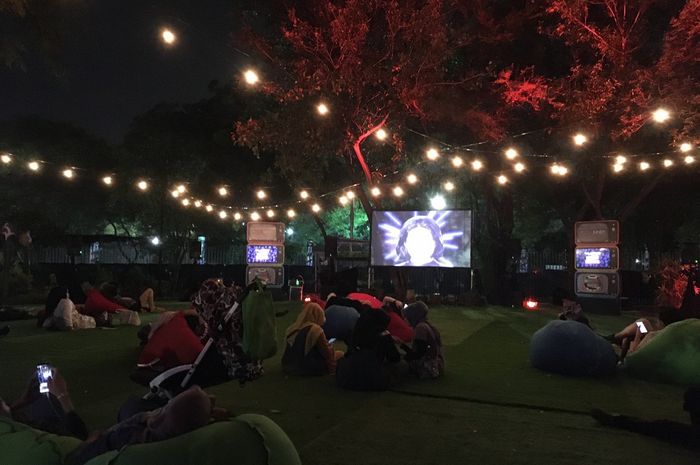 Pengunjung The 90’s Festival sedang menyaksikan film Kamen Rider di Misbar Area